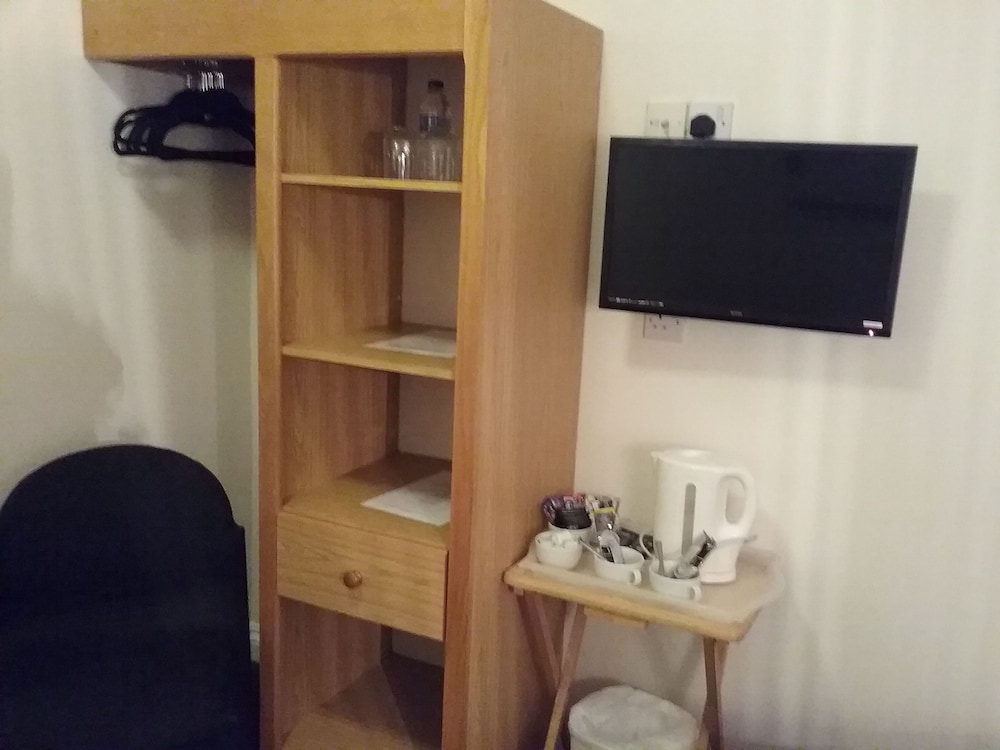 Standard Twin Room, Ensuite photo 3