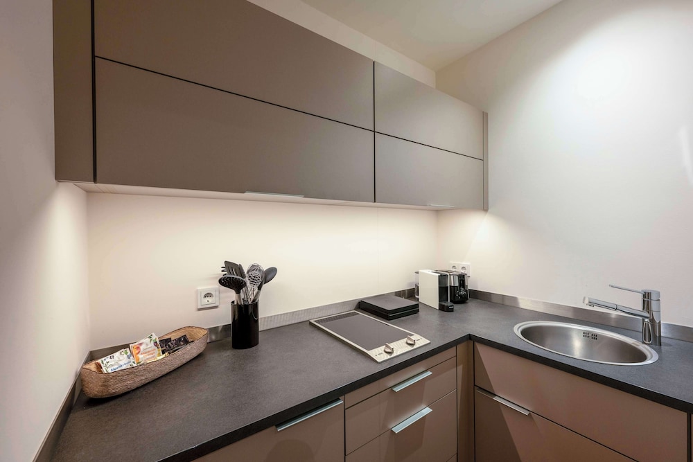 Standard Studio, 1 King Bed, Kitchen (Cozy Sitting Corner) photo 2