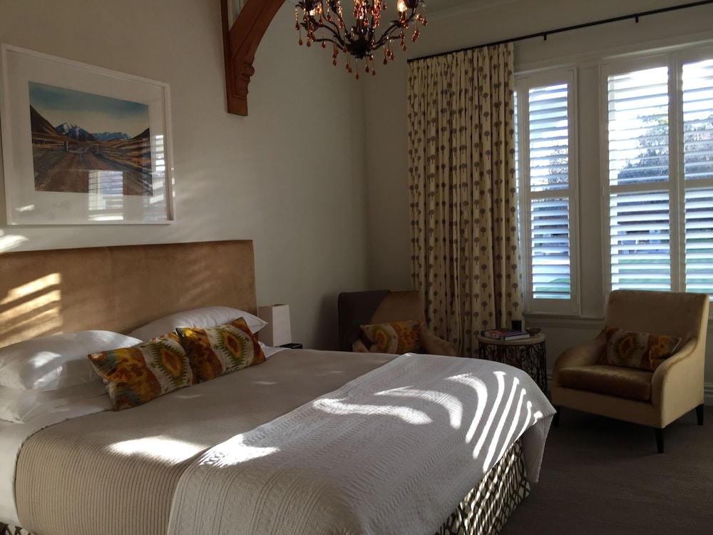 Premium Room, 1 King Bed, Non Smoking, Garden View photo 2