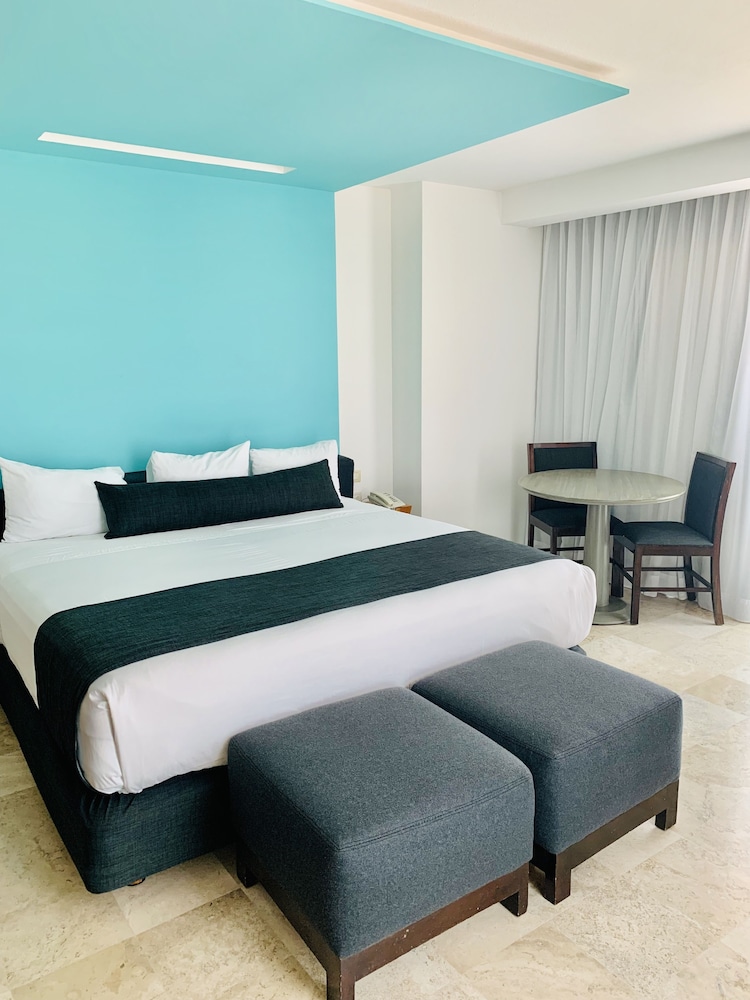 Standard Room, 1 King Bed - Photo 12