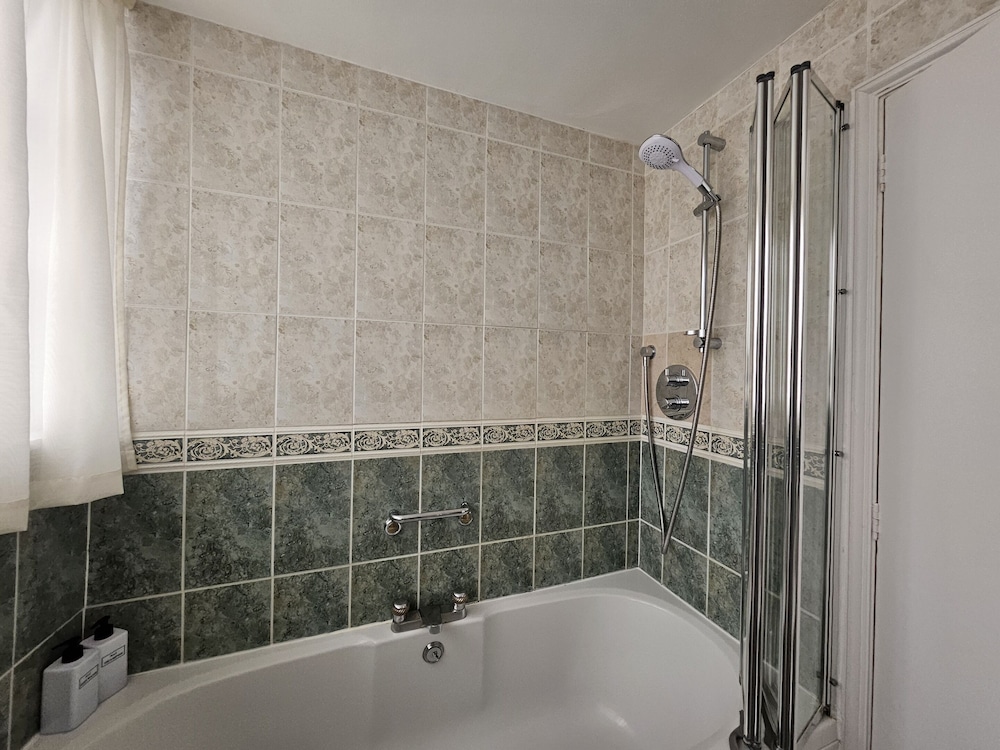 Standard Double Room, Ensuite (Street View) photo 3