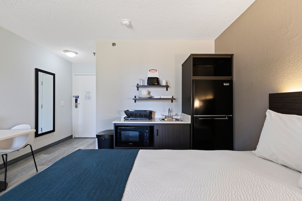 Standard Room, 1 King Bed, Non Smoking, Kitchenette - Photo 7