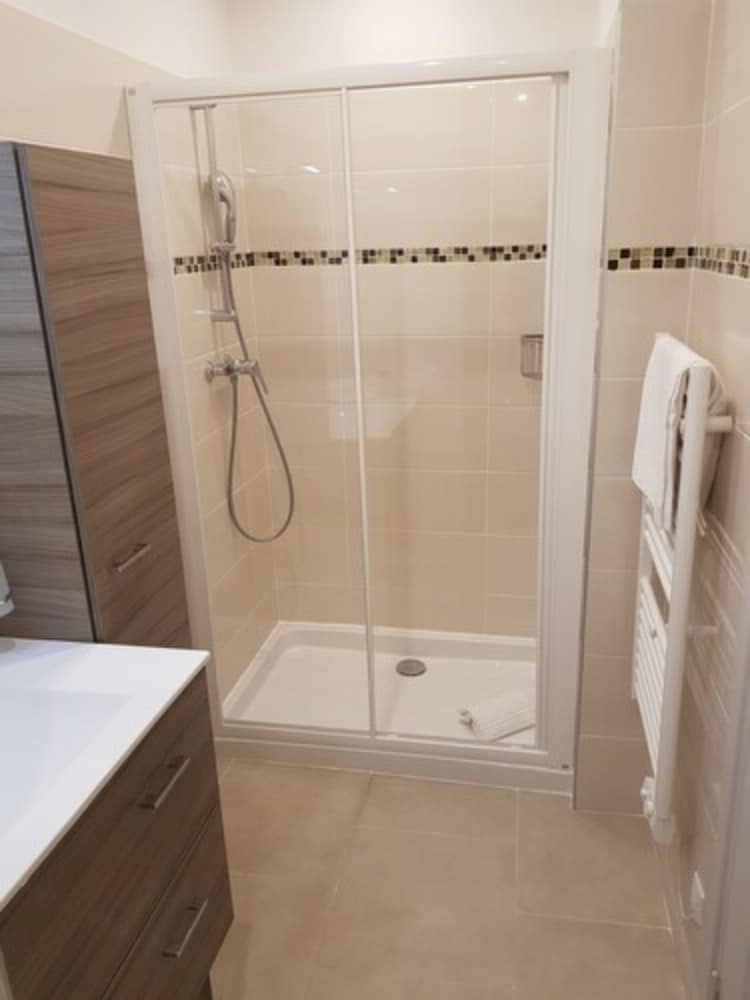 Standard Triple Room, 1 Bedroom, Private Bathroom - Photo 3