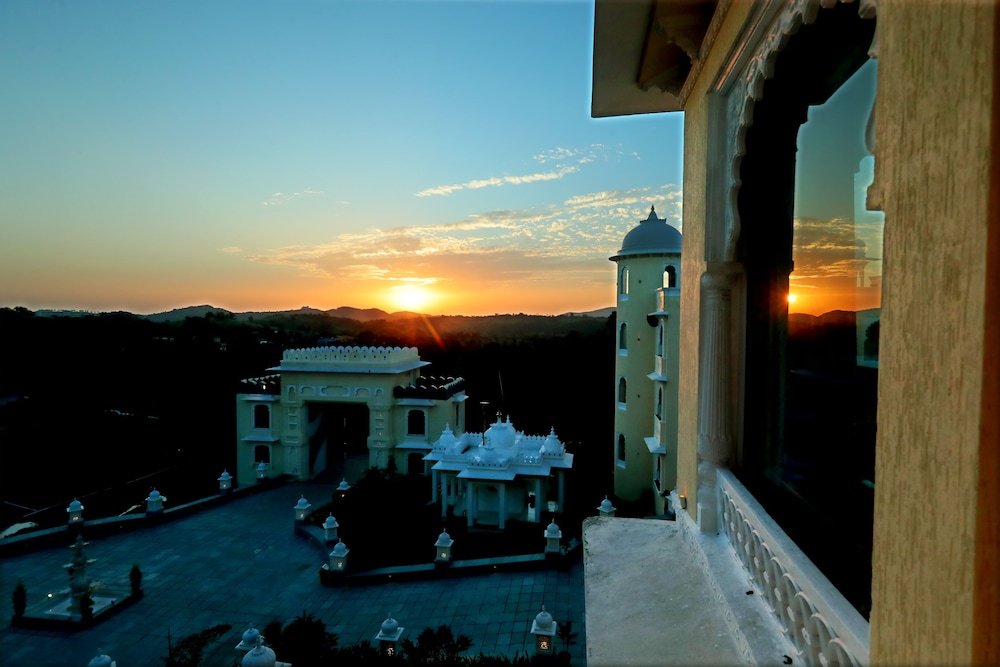 Honeymoon Suite - Photo 8