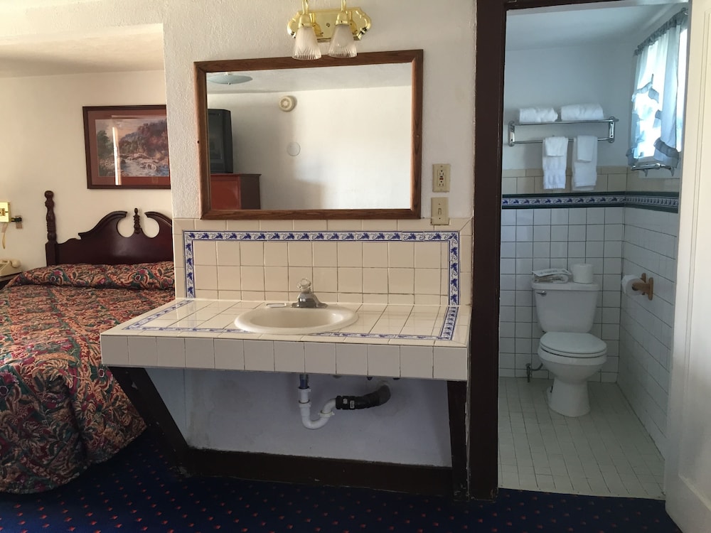 Standard Room, 1 Queen Bed photo 2