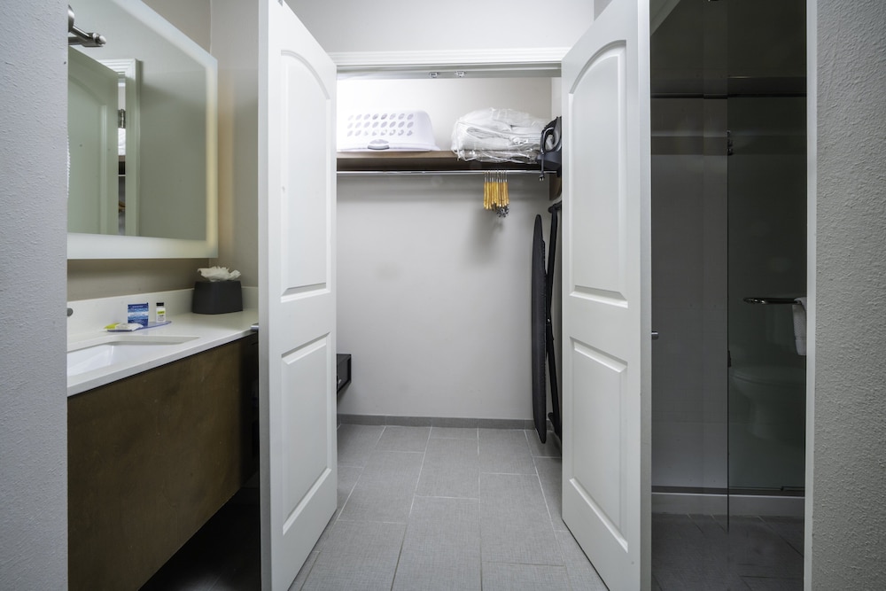 Suite, 2 Bedrooms, Kitchen - Photo 11