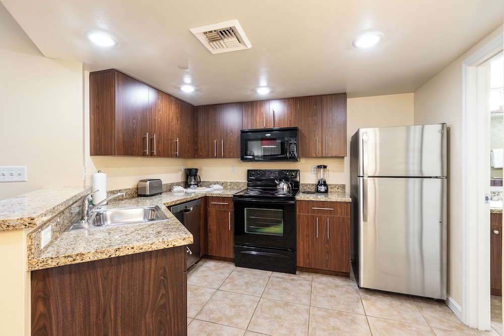 One Bedroom Family Suite, Pool View - Photo 3