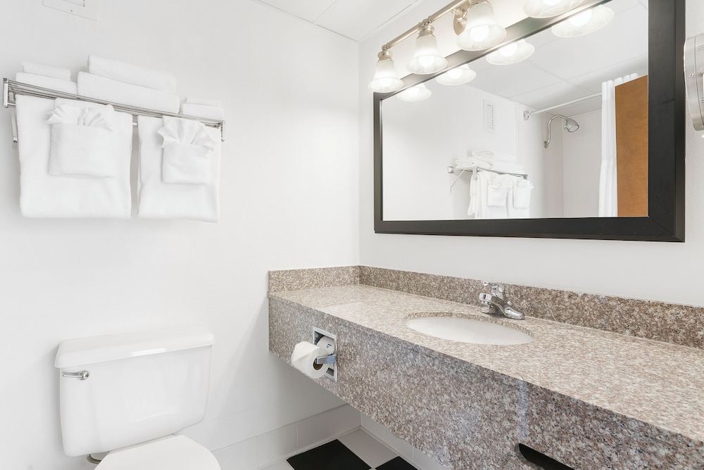 Premium Double Queen Room, Corner View - Photo 9