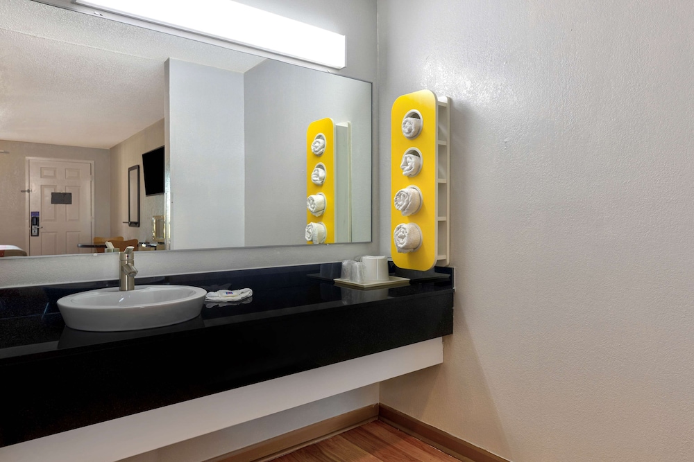 Standard Room, 1 Queen Bed, Smoking, Refrigerator & Microwave