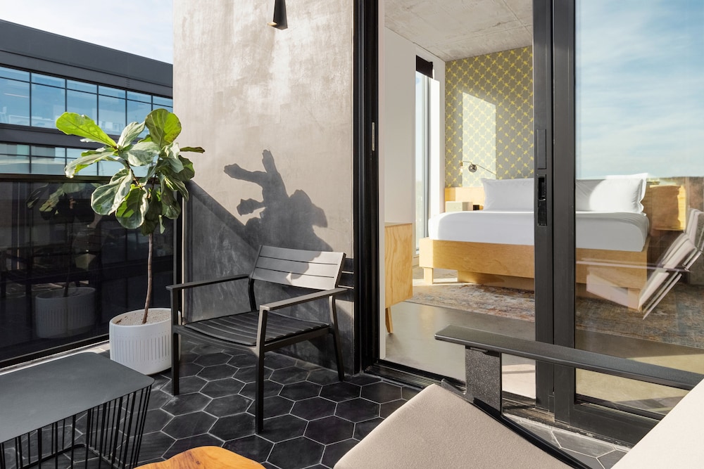 Room, Balcony - Photo 1