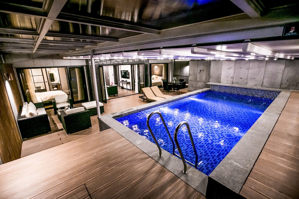 Pool Villa Suite (Free use of Infinity Pool included)