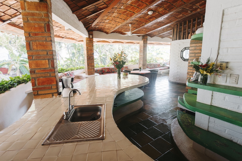 Upper Garden Apartment photo 3