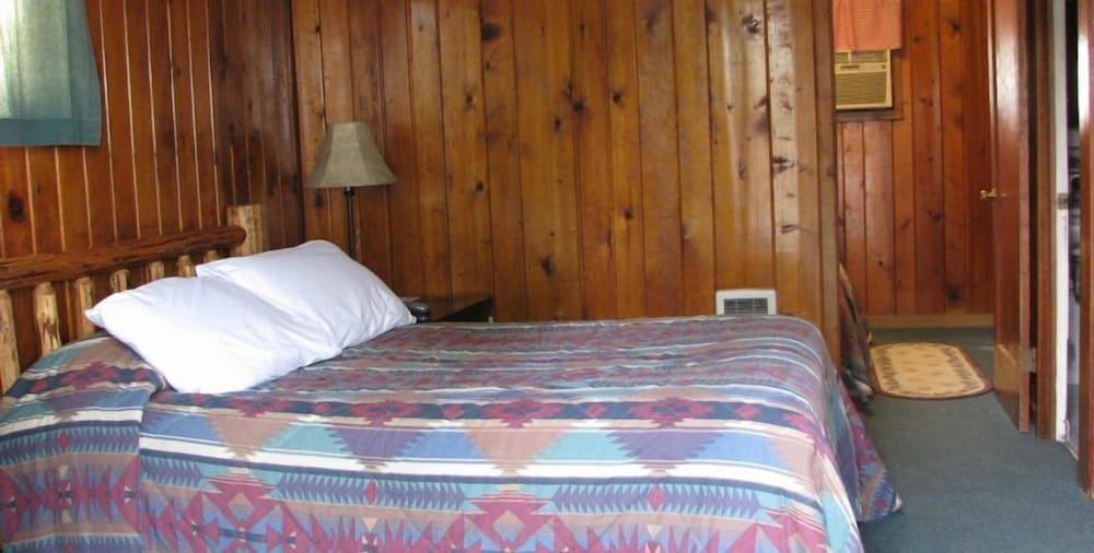 Cabin 5, 2 Queen Beds, Kitchenette photo 2