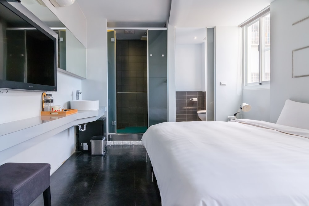 Basic Double Room, 1 Queen Bed photo 3