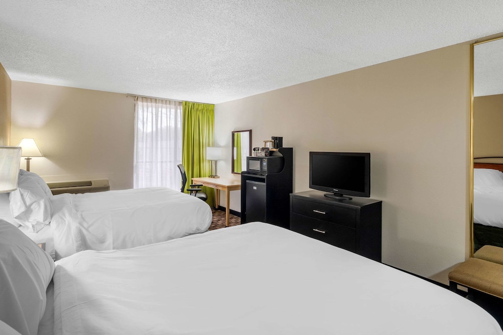 Standard Room, 2 Queen Beds, Non Smoking photo 3
