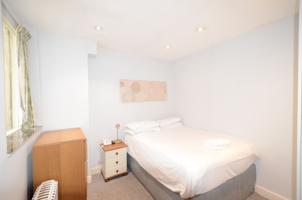 Studio, Ensuite (Single Lower Floor)