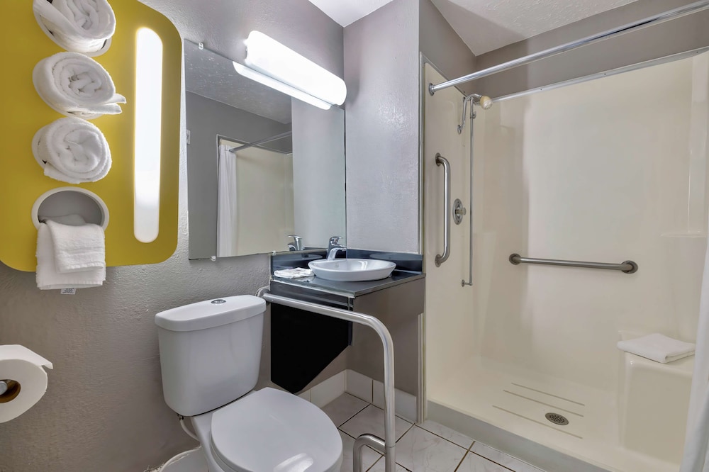 Standard Room, 2 Double Beds, Accessible, Non Smoking photo 2