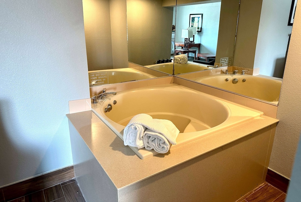 Family Studio Suite, Multiple Beds, Non Smoking, Jetted Tub - Photo 6