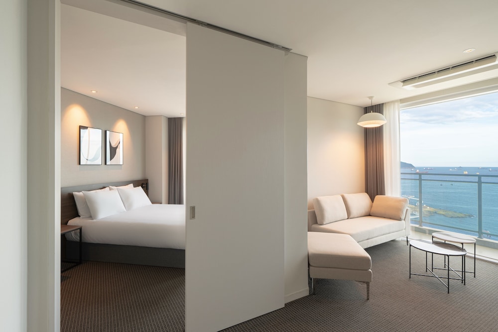 Family Two Room Ocean - Photo 1