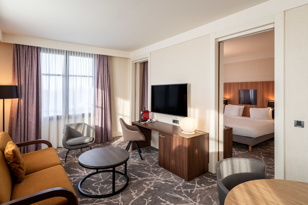 Suite, 1 Bedroom - Photo 2