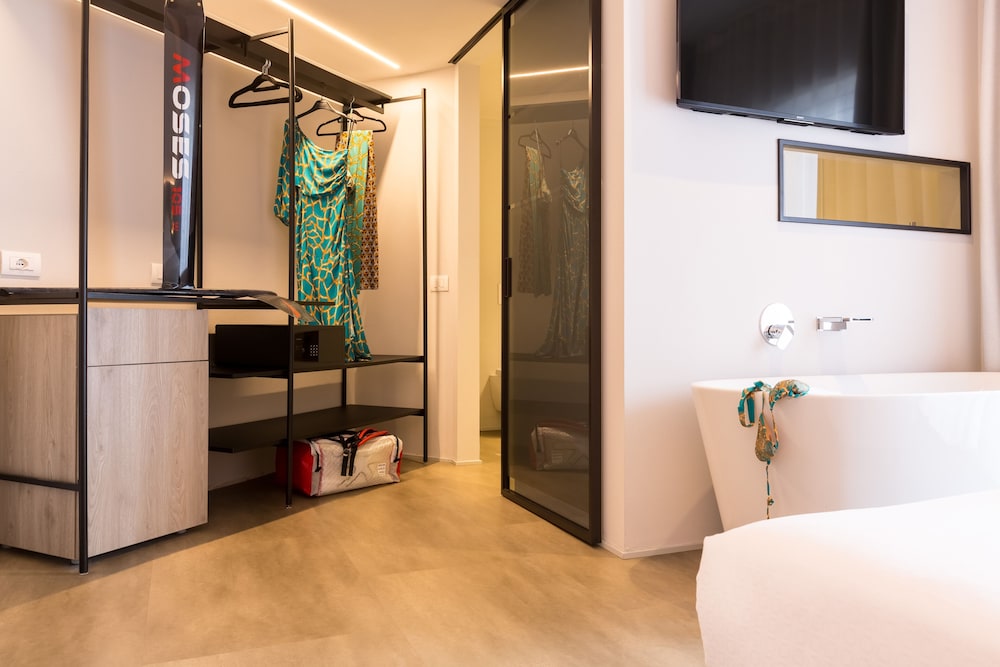 Deluxe Room, Balcony - Photo 4