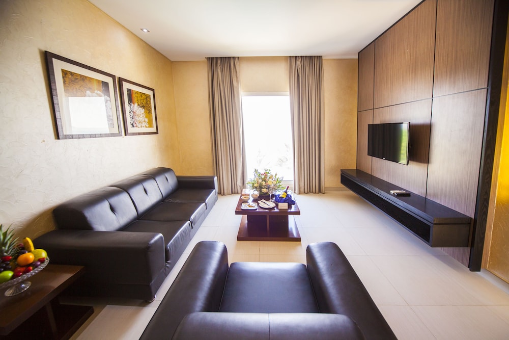 Executive Suite, 1 King Bed, Smoking, Pool View photo 2