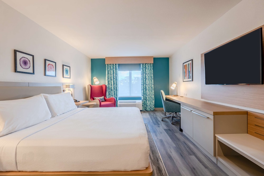 Standard Room, 1 King Bed, Accessible (Roll In Shower) - Photo 11