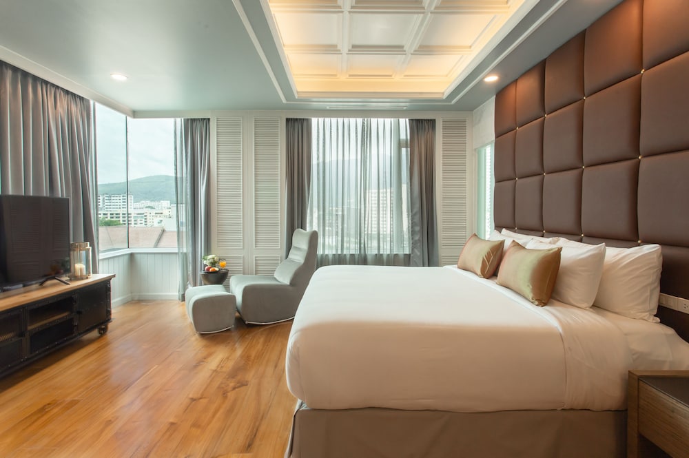 Executive Suite - Photo 4