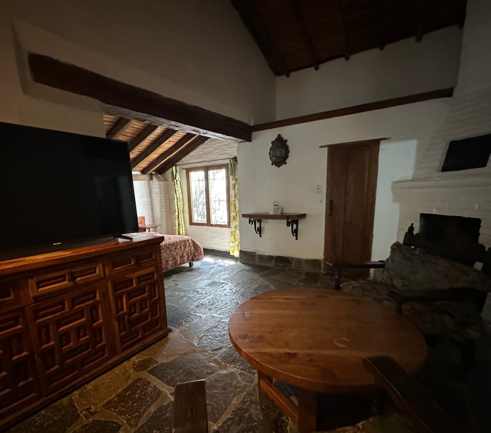 Standard Room, 1 King Bed - Photo 3