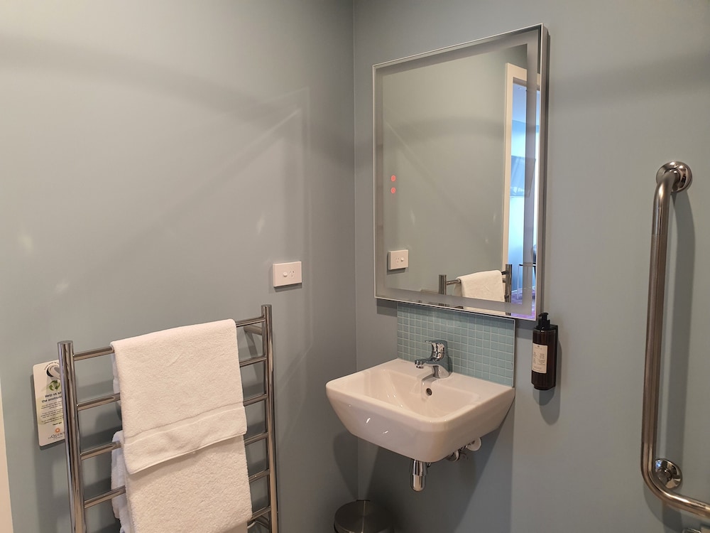 Studio Apartment Accessible thumbnail 6