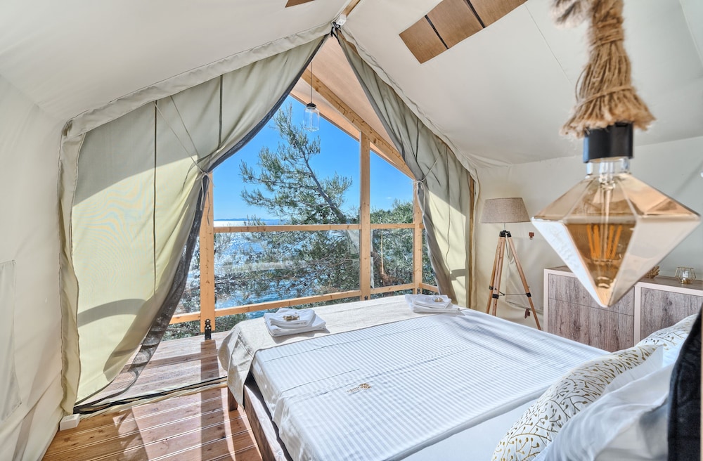 Luxury Tree House New Horizons