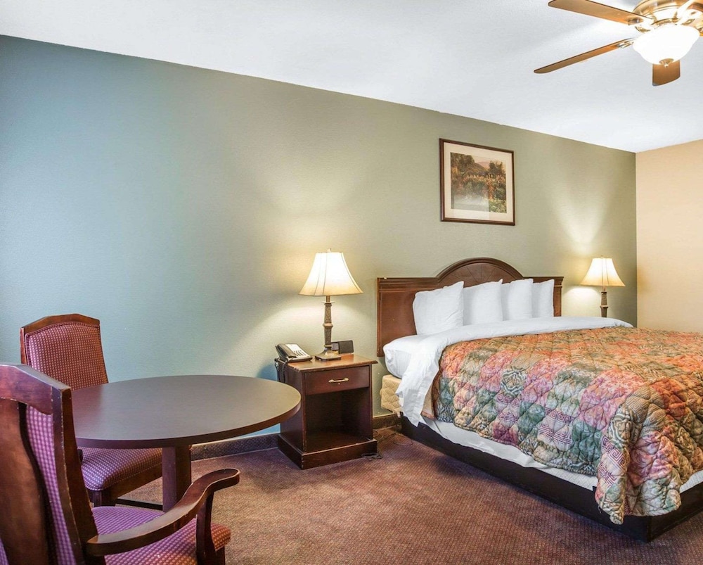 Standard Room, 1 King Bed, Non Smoking - Photo 3