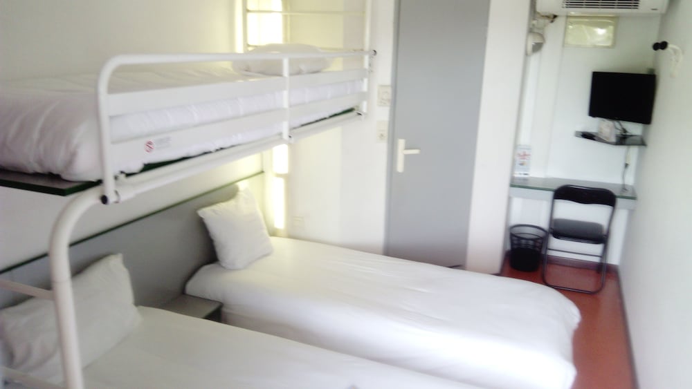 Standard Room, 3 Twin Beds photo 2