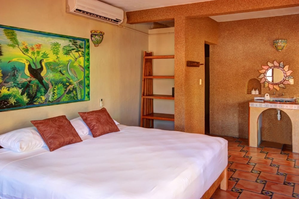 Room, 1 King Bed, Balcony - Photo 2