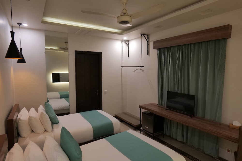 Business Room, Multiple Beds, Private Bathroom
