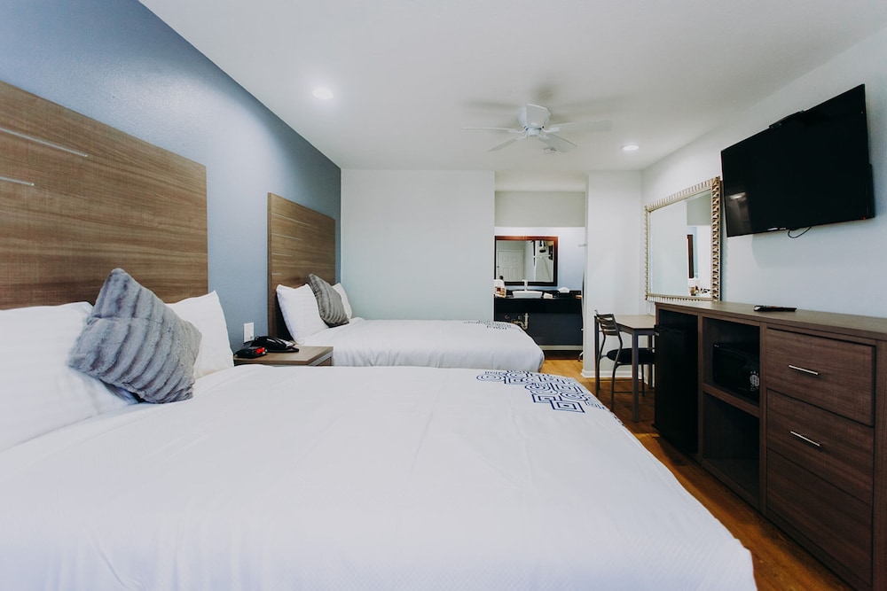 Room, 2 Queen Beds, Non Smoking photo 1