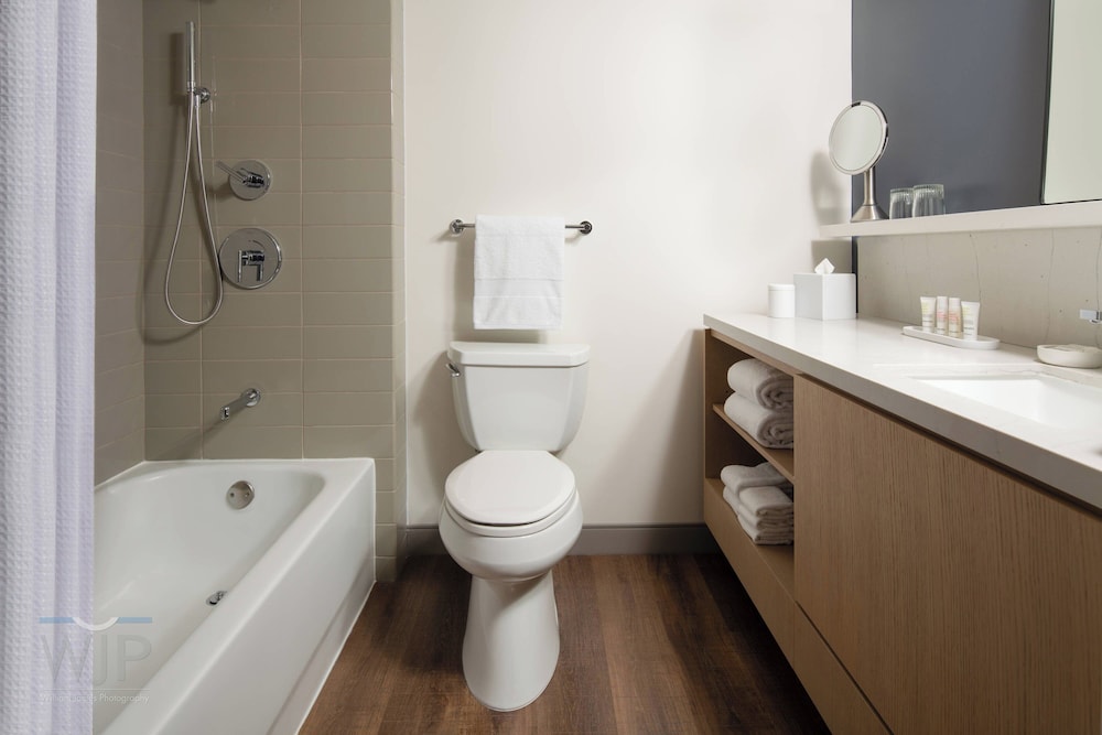 Room, 2 Queen Beds (Mobility Accessible, Tub)