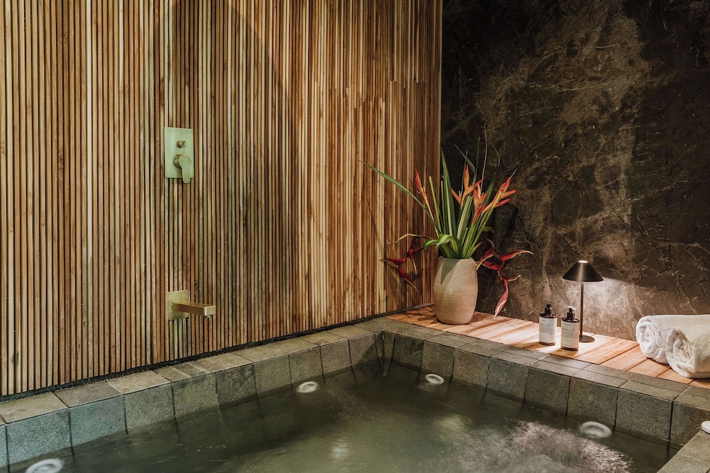 Deluxe Jacuzzi Balcony King - Photo 9