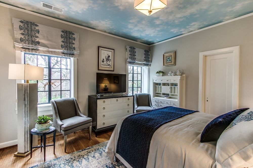 Luxury Room, 1 Queen Bed, Private Bathroom, Park View