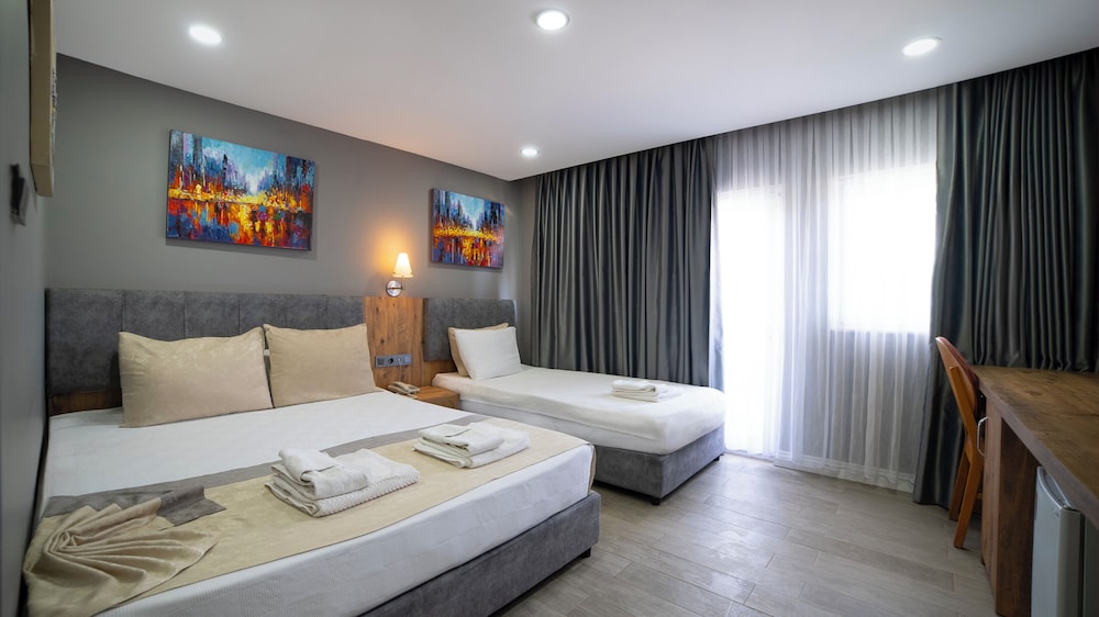 Standard Triple Room, 1 Bedroom, Partial Sea View