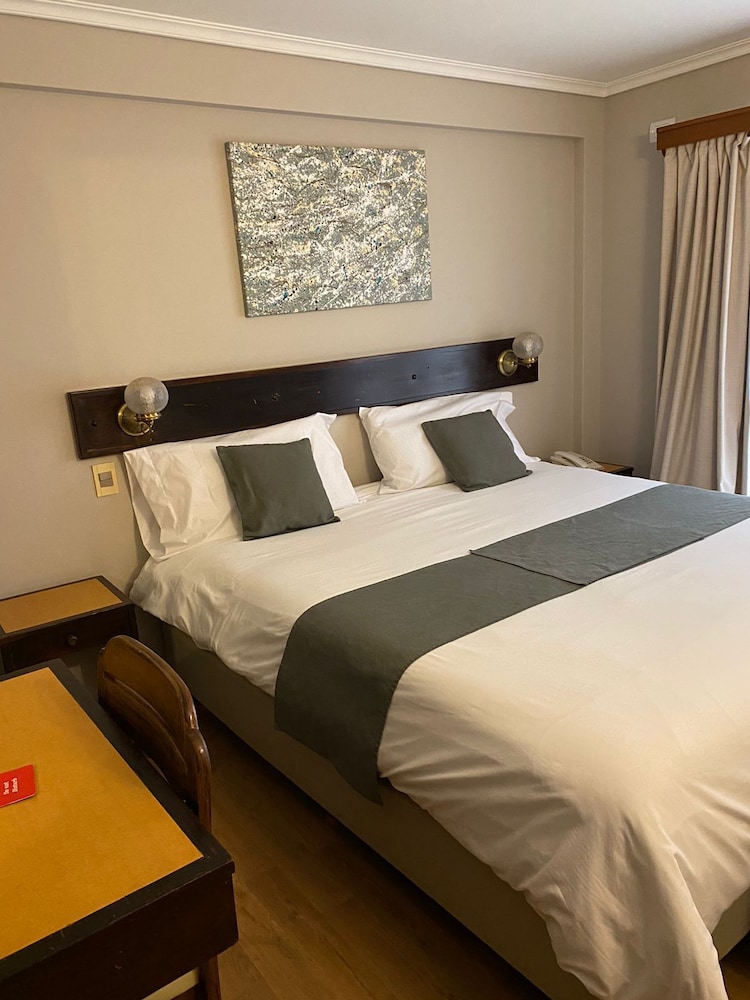 Standard Room, 1 Queen Bed photo 3