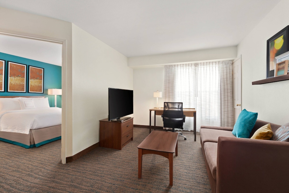 Suite, 2 Bedrooms (Mobility/Hearing Access, Roll-In Shwr) photo 3