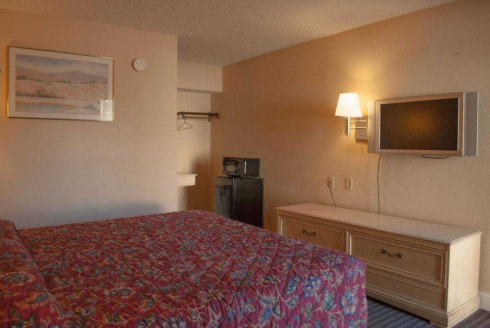 Standard Room, 1 King Bed, Smoking photo 2