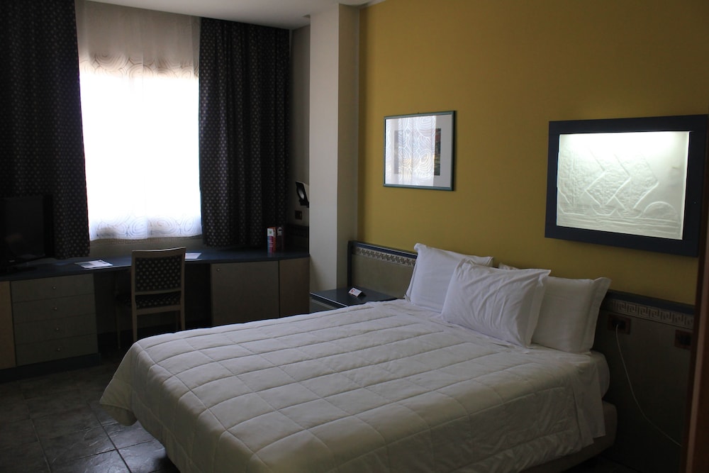 Standard Room, Multiple Beds - Photo 6