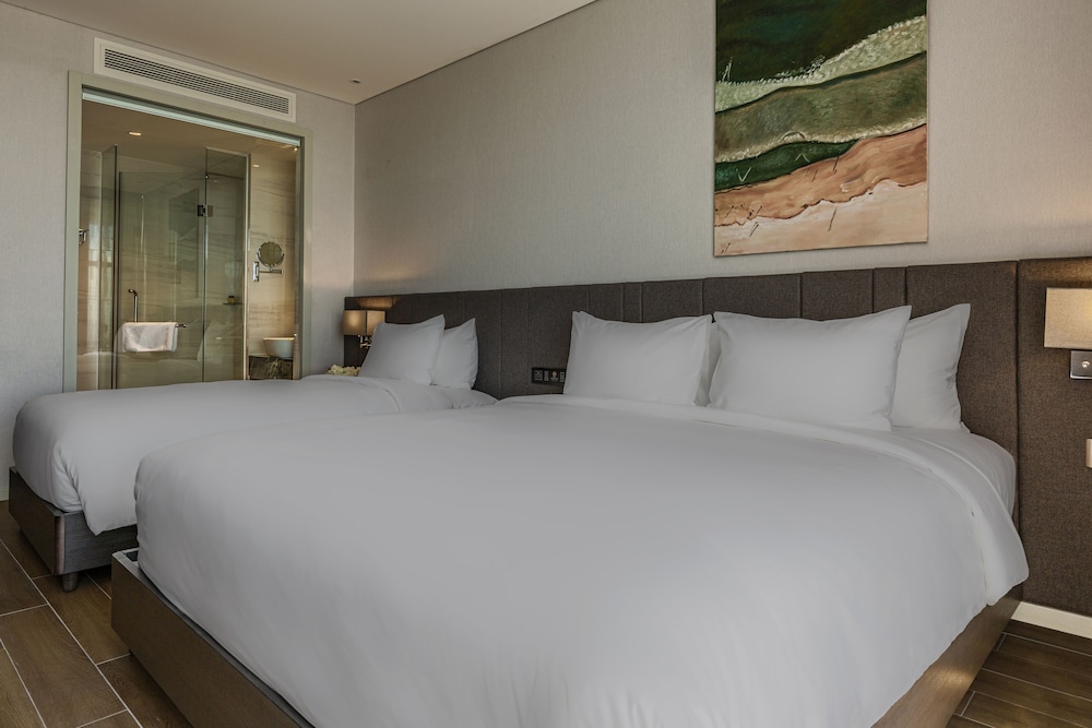 Deluxe Triple Room, Partial Ocean View photo 2