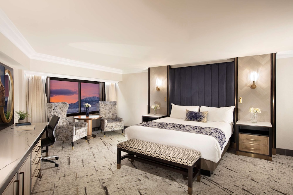 Grand Suite, 1 King Bed, Non Smoking, Refrigerator (Walk-in Shower) - Photo 1