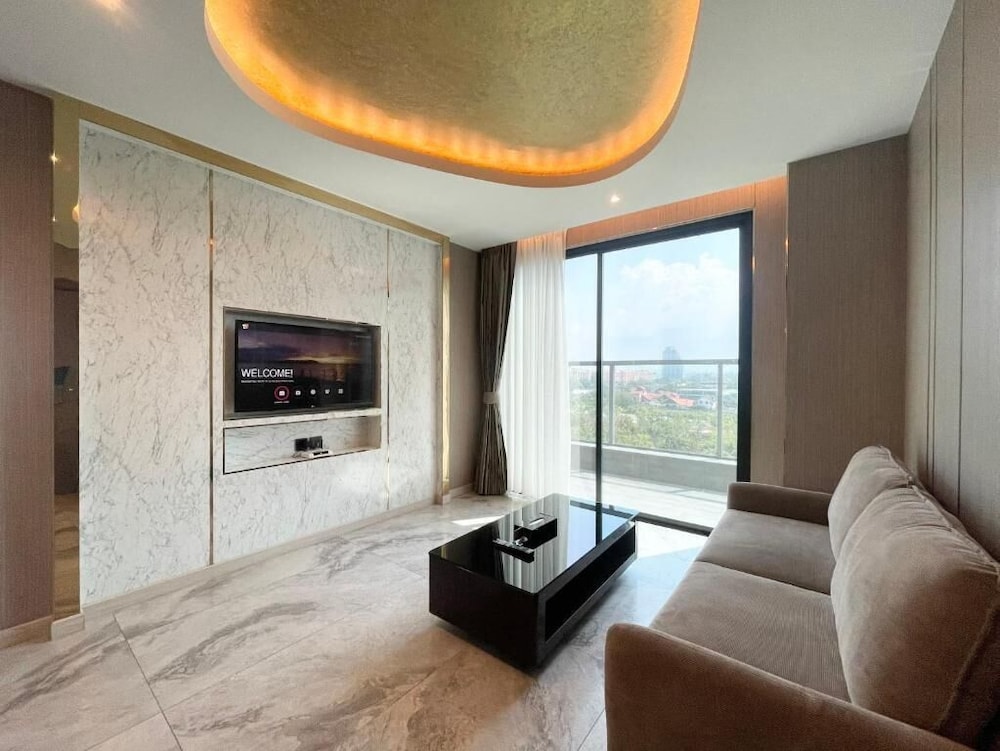 Grand Royal Suite with Jacuzzi - Photo 2