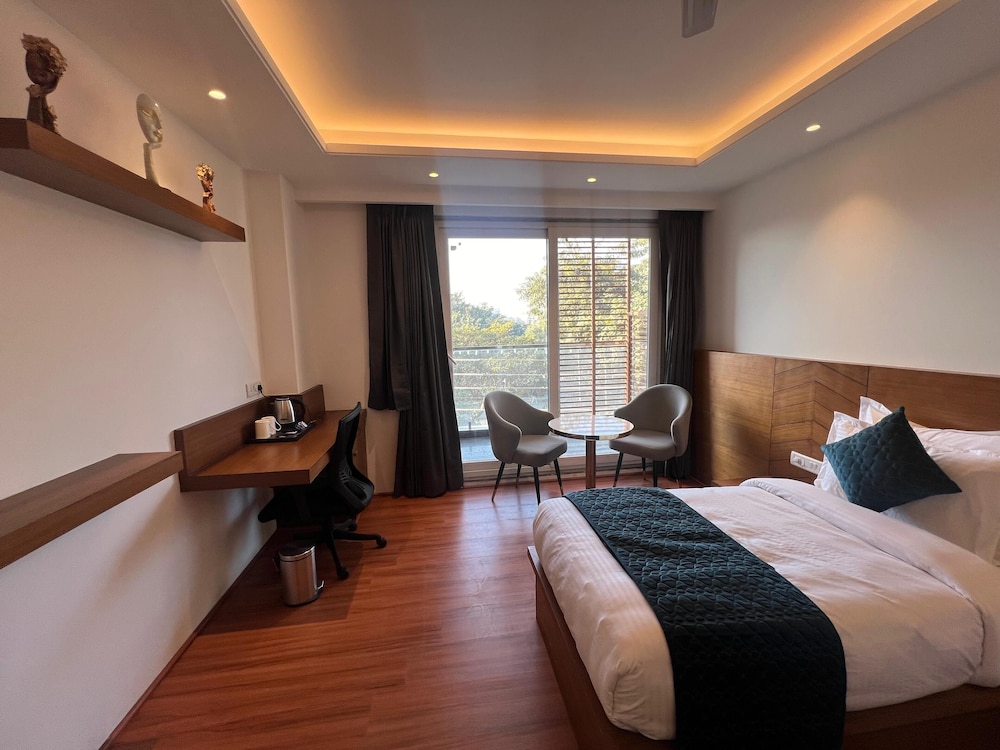 Super Deluxe King Bed room with Balcony photo 1