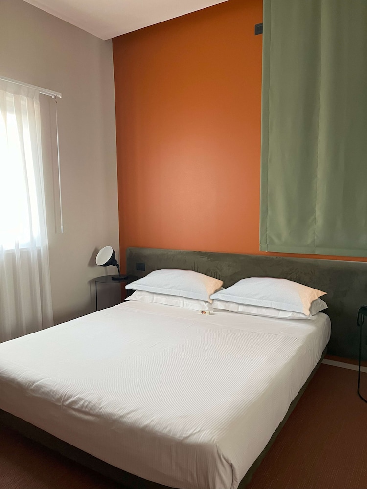 Standard Room, 1 Queen Bed, Non Smoking - Photo 1