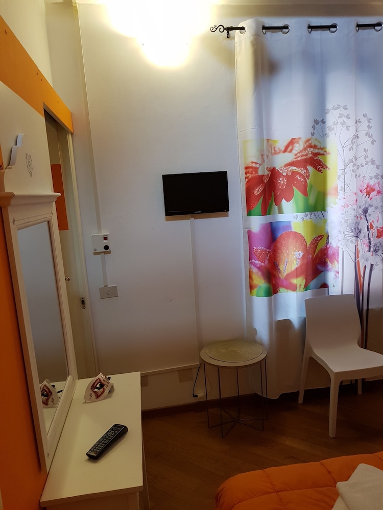 Deluxe Double Room, 1 Queen Bed, Non Smoking, Shared Bathroom photo 2